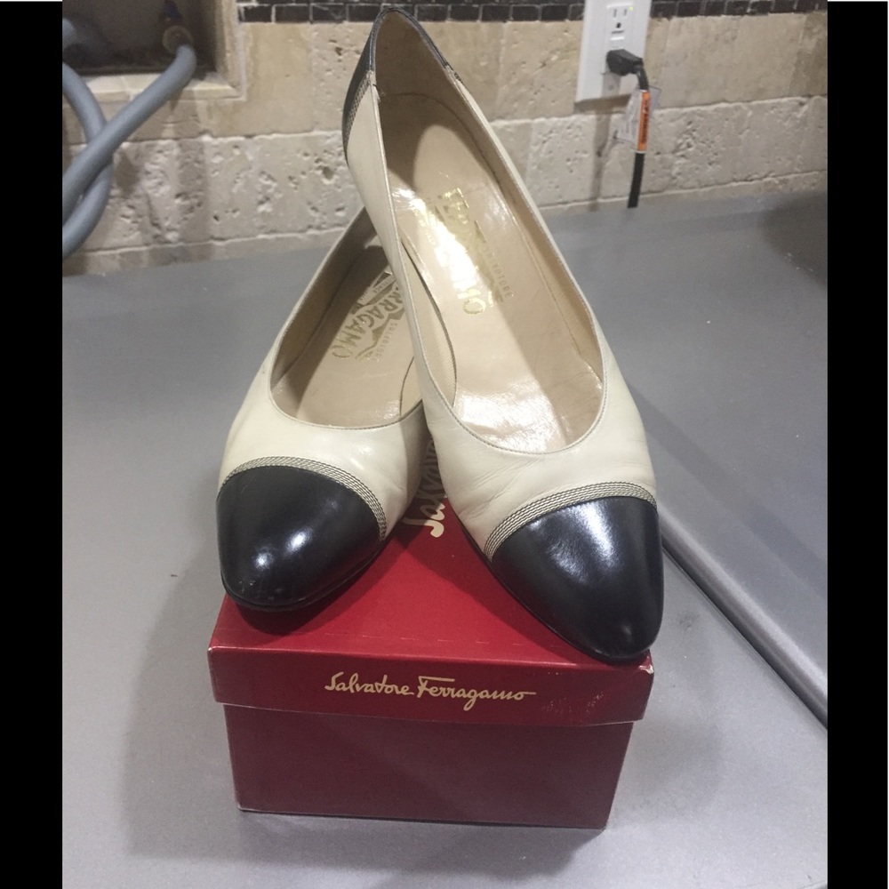 Vintage Ferragamo Two Tone Shoes size 9.5 AAA